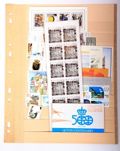 A TRIER un lot de timbres sur feuilles de...