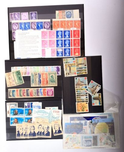 A TRIER un lot de timbres sur feuilles de...