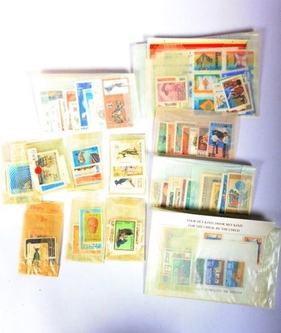 A TRIER un lot de timbres sur feuilles de...