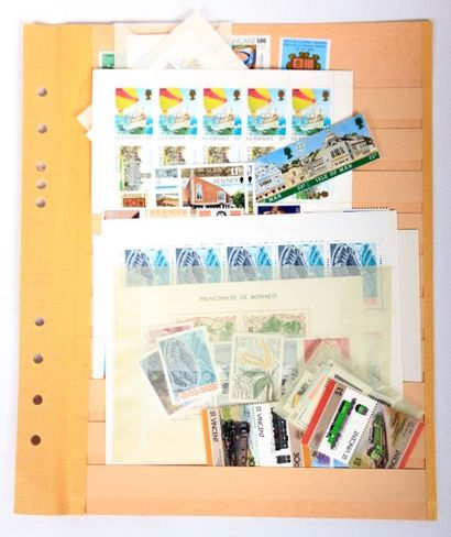 A TRIER un lot de timbres sur feuilles de...