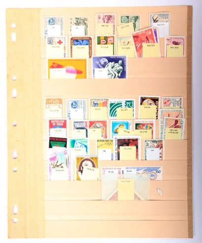 A TRIER un lot de timbres sur feuilles de...