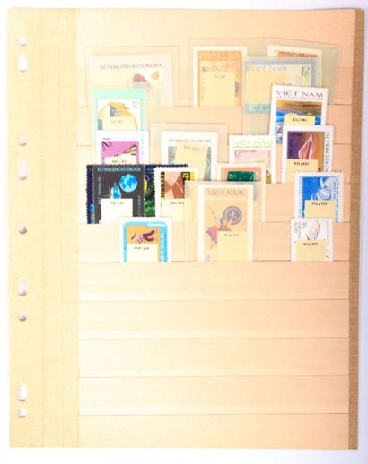 A TRIER un lot de timbres sur feuilles de...