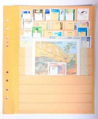 A TRIER un lot de timbres sur feuilles de...