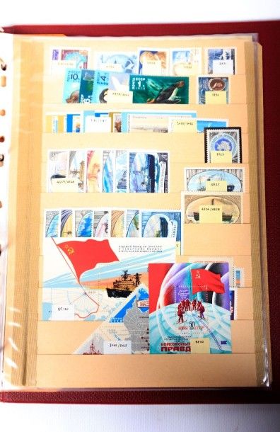 Un volume Antarctique et div. Bloc feuil...