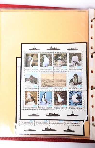 Un volume Antarctique et div. Bloc feuil...