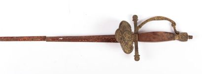 Épée, monture laiton, clavier aux armes de...