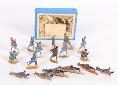 Lot de dix sept figurines en plomb moulé...