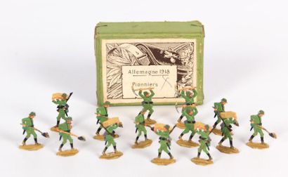 Lot de quatorze figurines en plomb moulé...