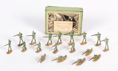Lot de dix huit figurines en plomb moulé...