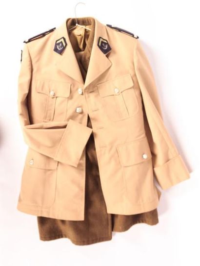Veste et pantalon d'uniforme de sous lieutenant...