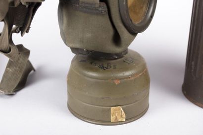 Masque à Gaz Whermacht dans sa boite

d'origine...