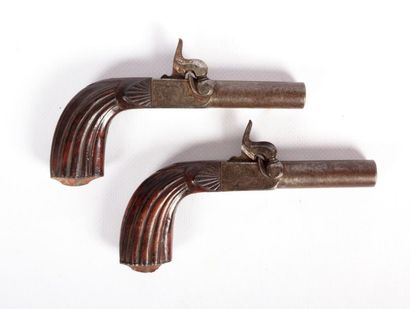 Paire de pistolets à coffre - canon damassé...