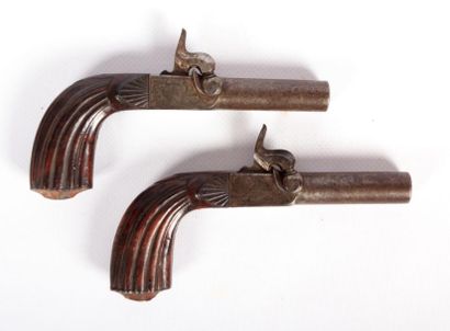 Paire de pistolets à coffre - canon damassé...