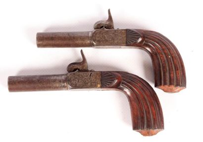 Paire de pistolets à coffre - canon damassé...