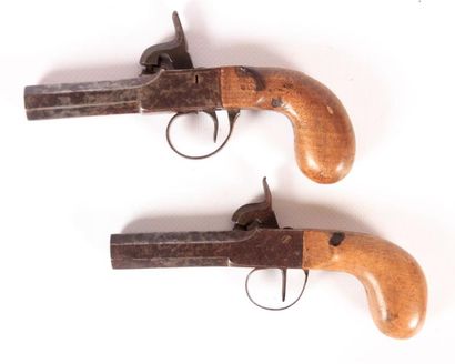Deux pistolets à coffre - canons octogonaux...