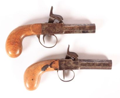 Deux pistolets à coffre - canons octogonaux...