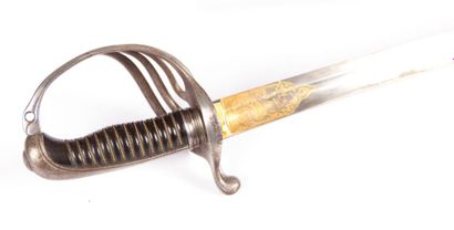 Sabre d'officier de cavalerie, garde acier...