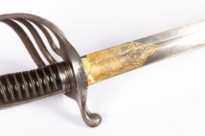 Sabre d'officier de cavalerie, garde acier...