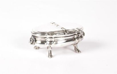 Boîte à épices en argent de forme ovale à
bords...