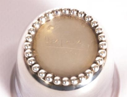 Petite timbale en métal argenté, posant sur...