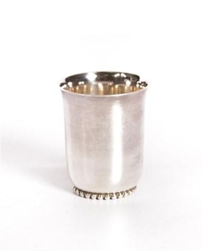 Petite timbale en métal argenté, posant sur...