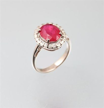Bague ovale en or blanc orné en son centre...