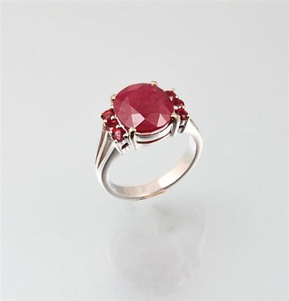 Bague jonc ajouré en or blanc ornée d'un...