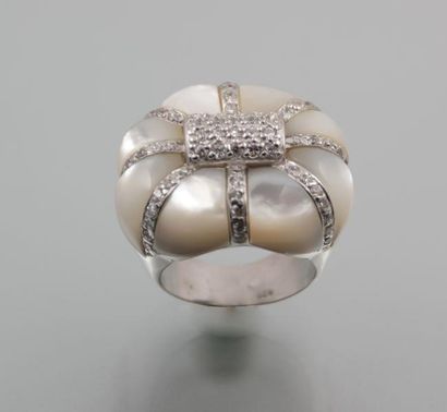Bague en argent à huit lobes de nacre séparés...