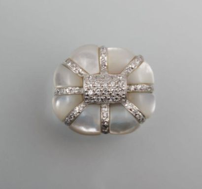 Bague en argent à huit lobes de nacre séparés...