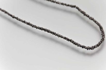 Collier de diamants bruts noirs, le fermoir
en...