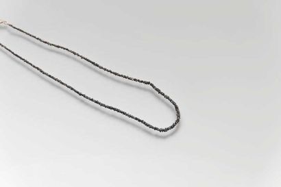 Collier de diamants bruts noirs, le fermoir
en...