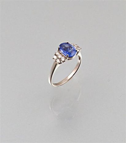 Bague en or blanc ornée en son centre d'un...