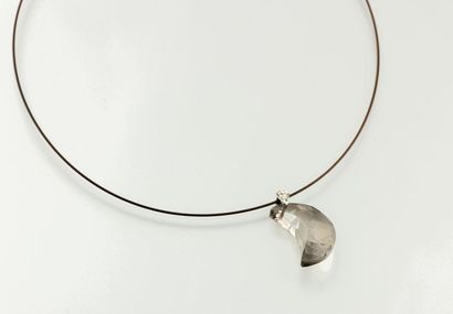 Collier câble soutenant un pendentif en oxyde...