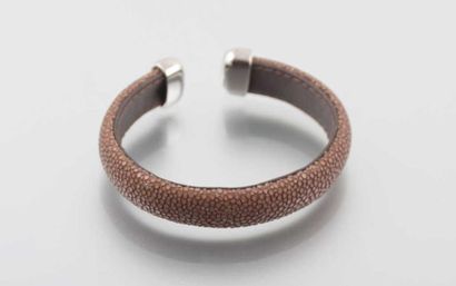 Bracelet gainé de galuchat marron, les embouts...
