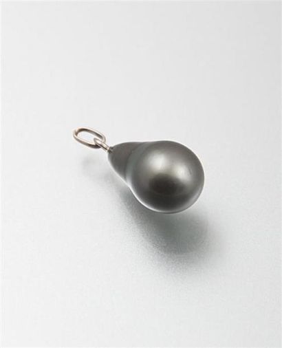 Pendentif constitué d'une perle de culture...