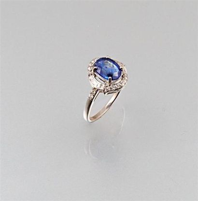Bague en or blanc ornée en son centre d'un...