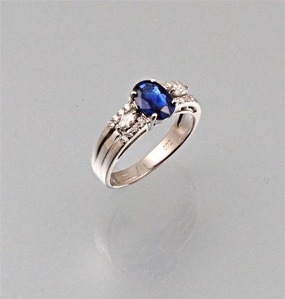 Bague en or blanc sertie en son centre d'un...