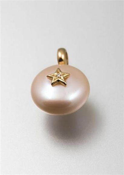 Pendentif constitué d'une perle de culture...