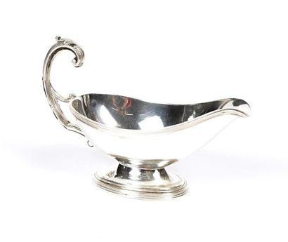 Saucière en argent posant sur un socle de...