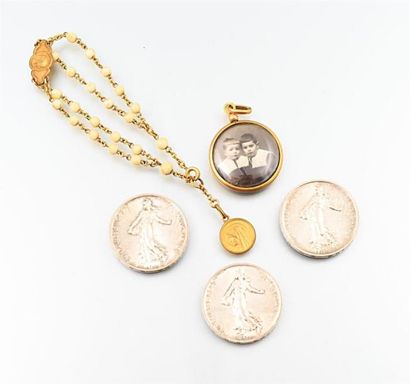Lot en métal comprenant un pendentif et un...