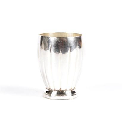 Timbale à panse légèrement évasé à décor...
