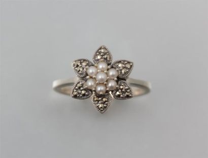 Bague en argent figurant une fleur à six...