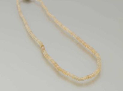 Collier de perles d'opale en chute, le
fermoir...