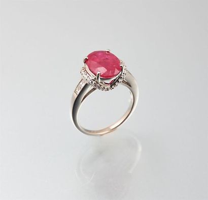 Bague en or blanc ornée en son centre d'un...
