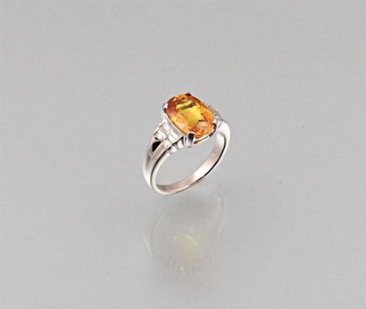 Bague en or blanc orné d'un saphir jaune...