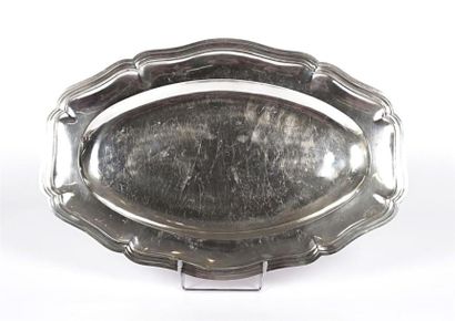Plat de forme ovale en argent, la bordure...