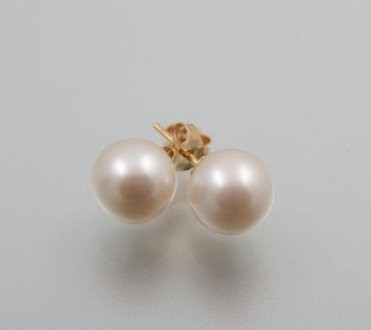 Paire de boucles d'oreilles en or ornées...
