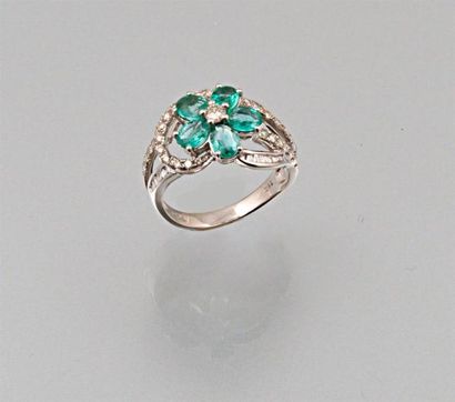 Bague fleur en or blanc, les pétales ornés...