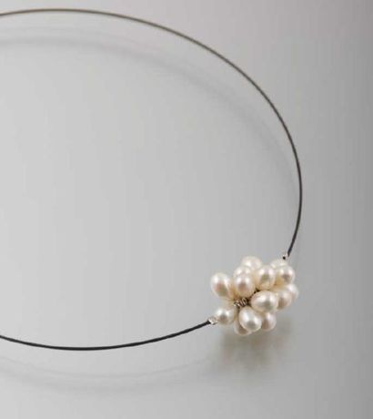 Collier câble orné d'une grappe de perles
d'eau...