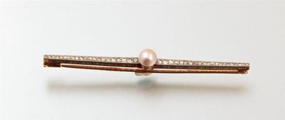 Barrette en or ornée en son centre d'une...